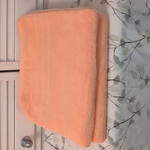 Set of Casa Platino Peach Fuzz Towels - Picture 6 of 6